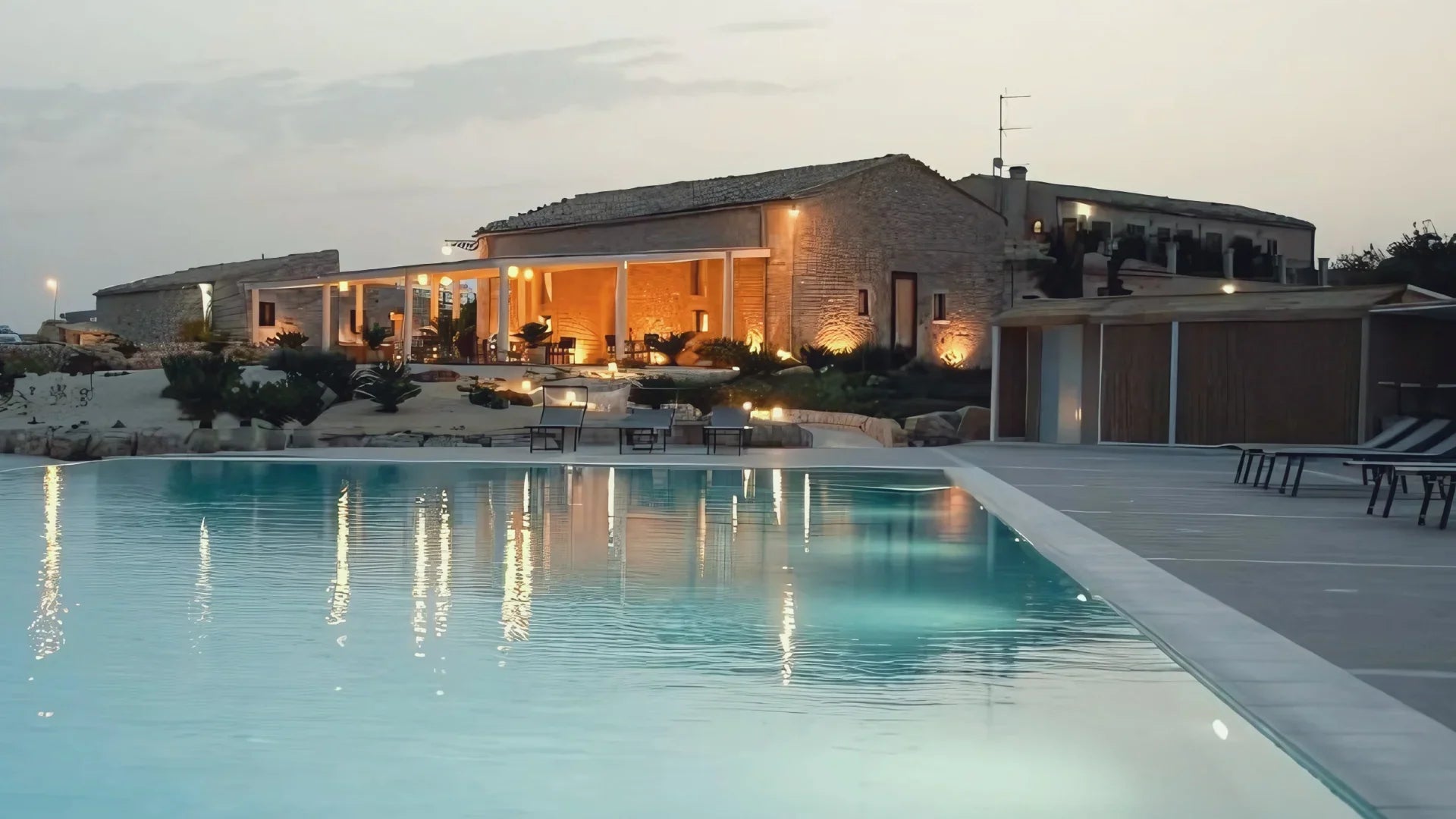 Dimora di Spartivento bei Dämmerung – das Partnerhotel von Dance Travels auf Sizilien mit Poolblick und historischer Architektur.
